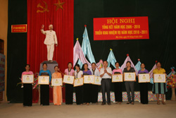 Lãnh đạo UBND huyện Mai Châu đã tặng Giấy khen cho các tập thể xuất sắc trong phong trào thi đua năm học 2009 - 2010